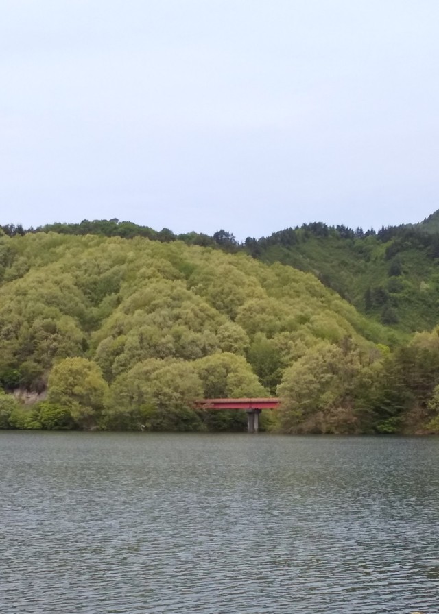 内の倉湖赤い橋