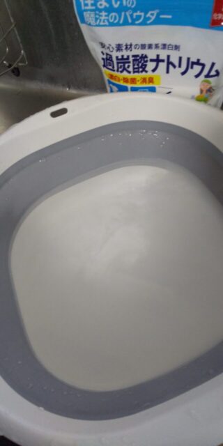 酸素系漂白剤をお湯に溶かす